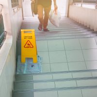 Yellow sign that alerts for wet floor.